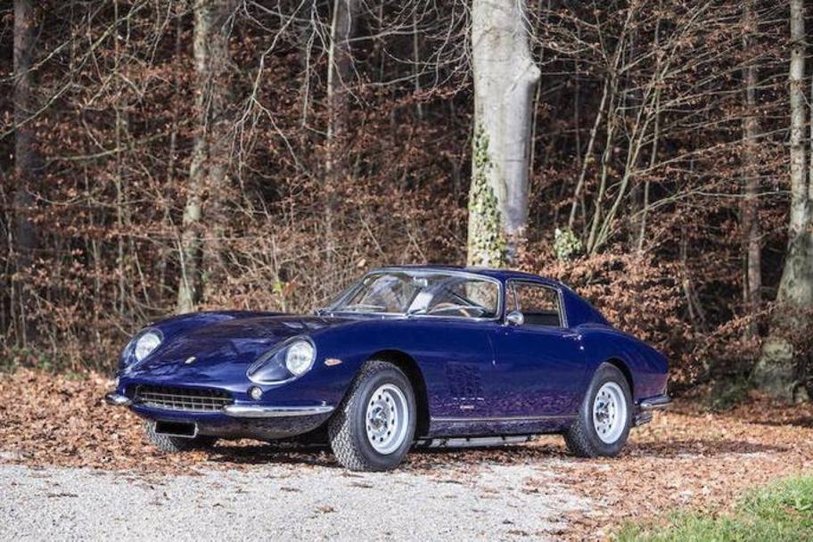 Il 4 febbraio a Parigi si svolge un&#39;asta di auto curata da Bonhams. La Ferrari 275 GTB Berlinetta del 1966 si annuncia come la protagonista dell&#39;incanto. Ma sono molte altre le bellezze in vendita. Eccone alcune